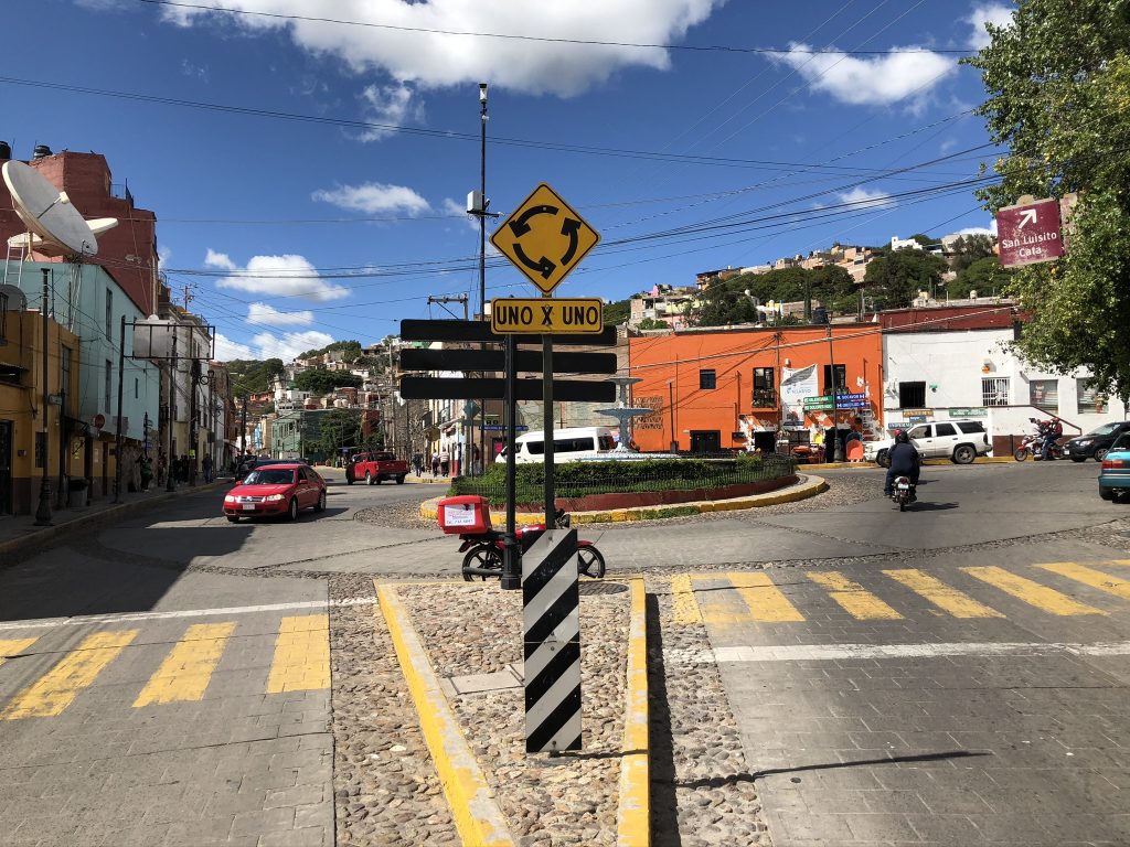 ロータリー形式のメキシコの交差点
