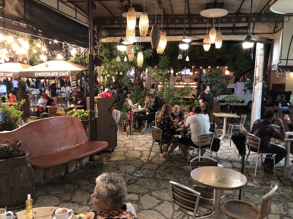 メキシコのプラヤ・デル・カルメンの5番街通りにある普通のカフェでコーヒータイム