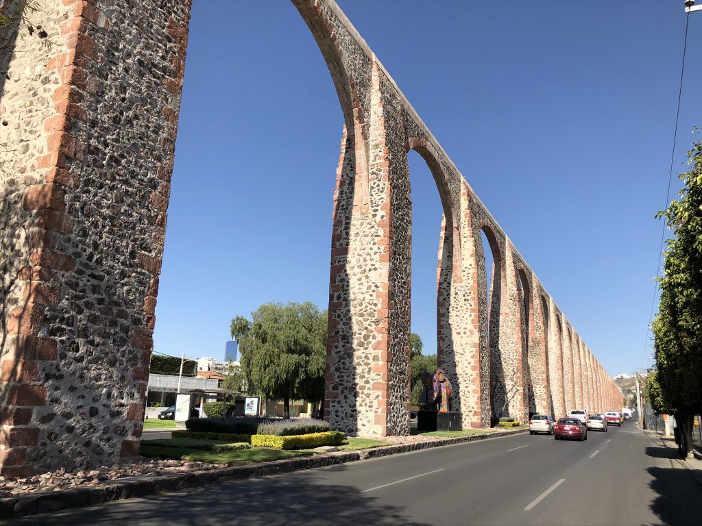 メキシコの世界遺産都市ケレタロの水道橋が予想以上の大きさ