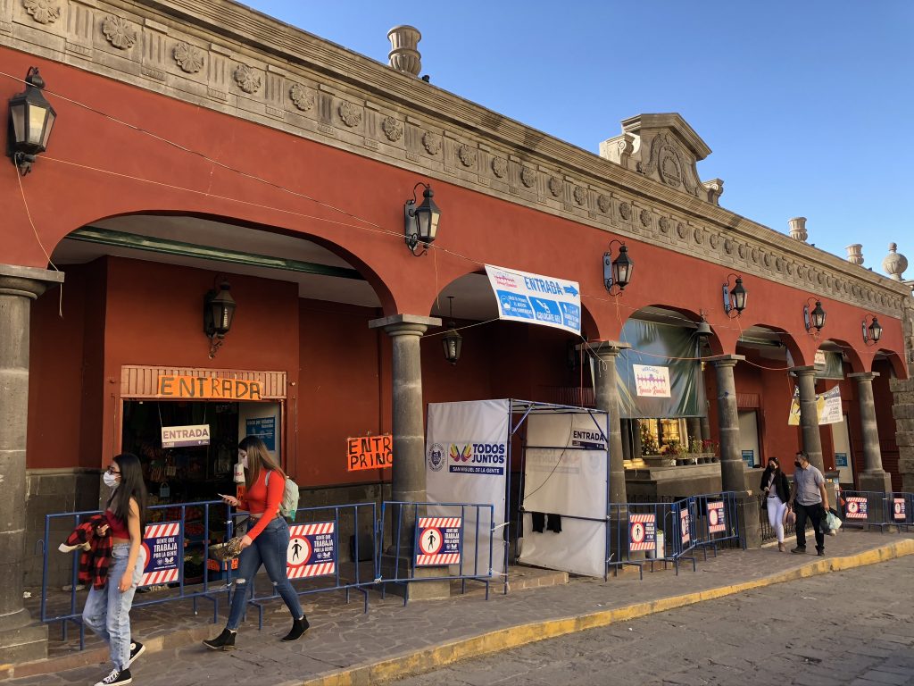 メキシコのグアナフアト州、サン・ミゲル・デ・アジェンデの中心街に広がる市場が思った以上に長い！