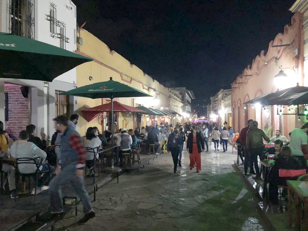 メキシコのチアパス州サン・クリストバル・デ・ラス・カサスの夜に最も賑わっている「Real de Guadalupe レアル デ グアダルーペ通り」が楽しすぎた