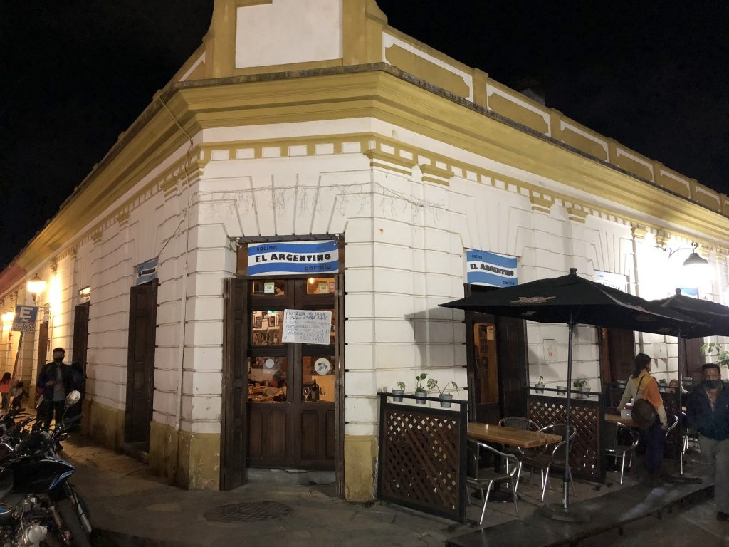 サン・クリストバル・デ・ラス・カサスのセントロで最も賑わう「Real de Guadalupe レアル デ グアダルーペ通り」のおすすめレストラン！アルゼンチン料理のステーキ！