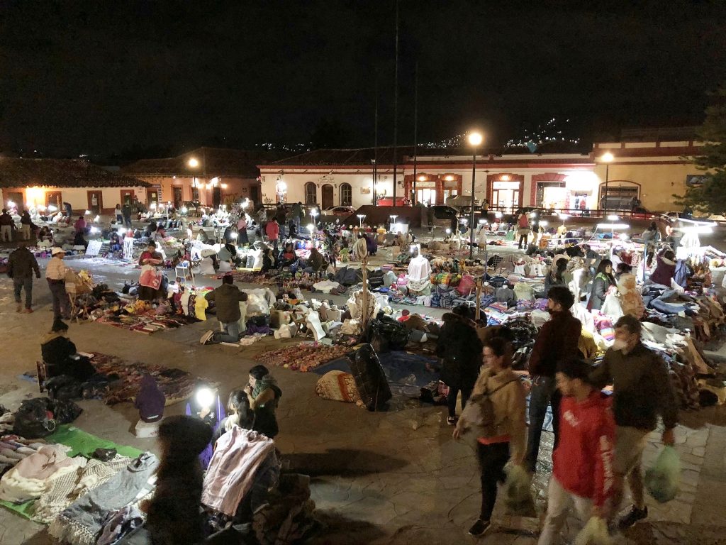 サン・クリストバル・デ・ラス・カサスのソカロ広場で開催されている夜間限定ナイトマーケット！メキシコのチアパス州