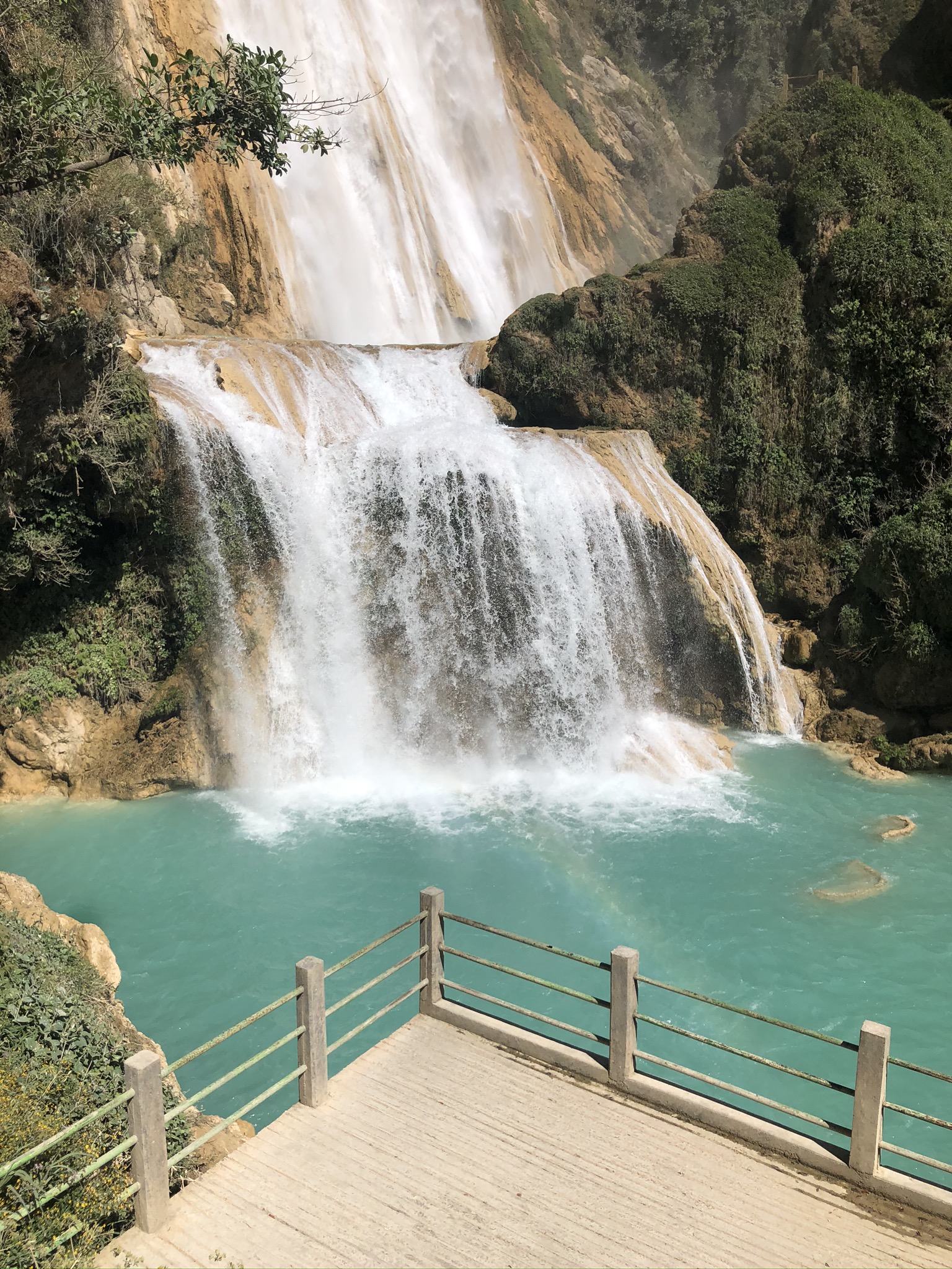 高さ1mの滝から形成されるその川は美しいエメラルドグリーン メキシコのチアパス州のカスカダ エル チフロンの滝が迫力満載 駐在員のブログ Expatriate Employee Blog