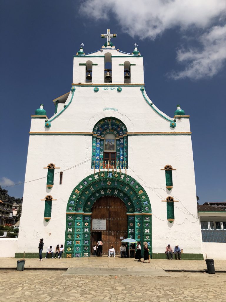 マヤ宗教とカトリックが融合したシンクレティズム宗教を持つチャムラ。撮影禁止の教会内は必見の価値あり！メキシコのチアパス州