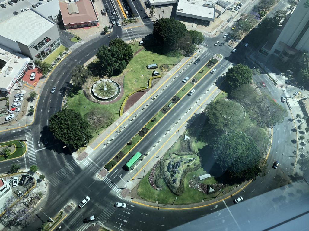 グアダラハラでロータリー交差点の変化形を発見！！初めての人にはちょっと迷うような交通方向