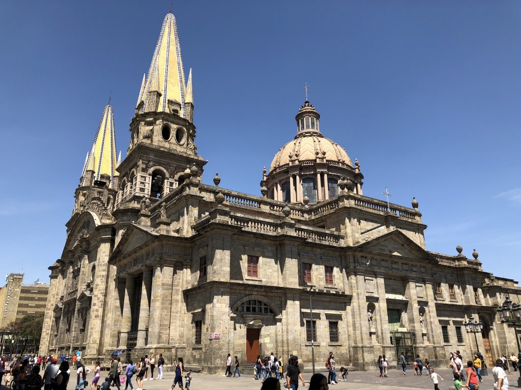 グアダラハラのセントロにたたずむ巨大カテドラル教会に圧巻！時間を教える鐘の音の迫力に圧巻！動画あり
