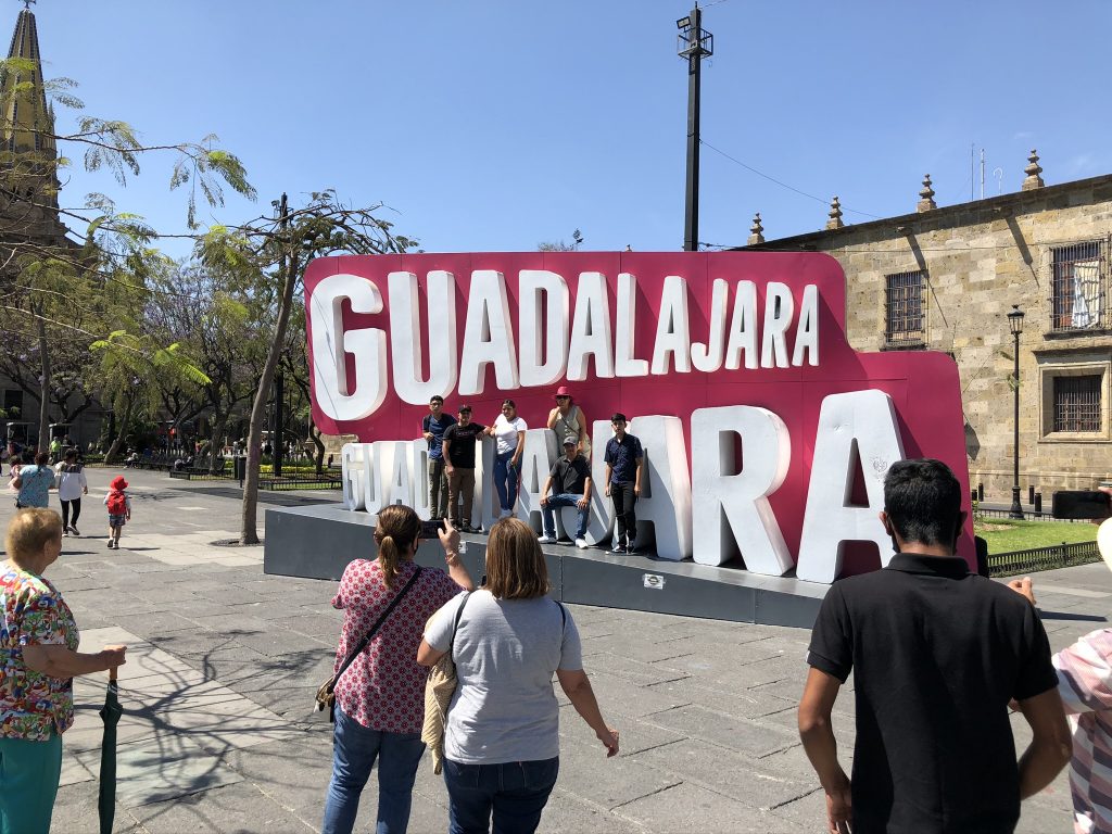 メキシコ名物、巨大地名看板！グアダラハラの看板はセントロの「Plaza de la Liberación 解放広場」に来て撮影を！