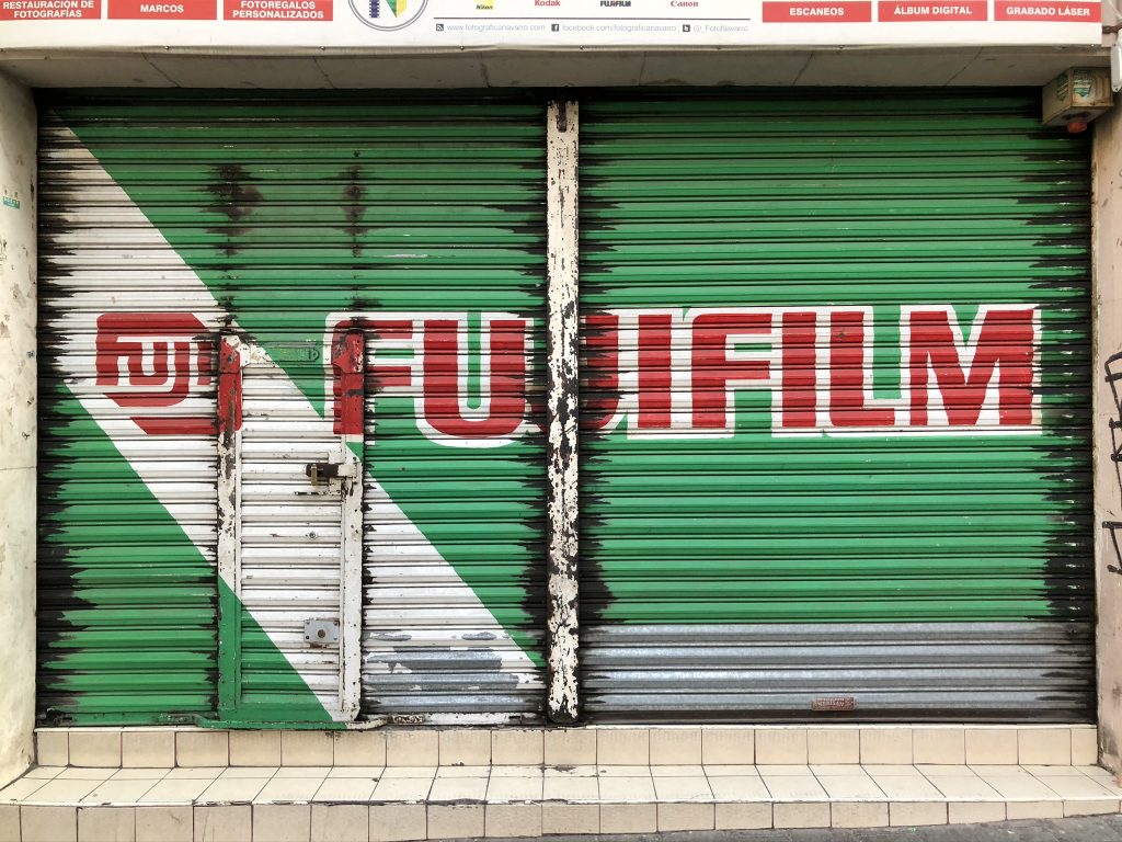 メキシコのグアダラハラでなんだか懐かしい富士フイルムの旧ロゴマークのお店を発見！