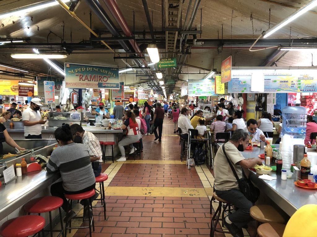 グアダラハラのリベルタ市場の食堂でいただいた海鮮スープが大胆でおいしくて最高！ローカル感を満喫するなら市場の食堂で！