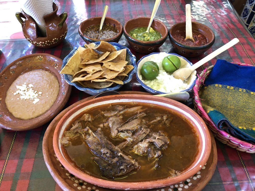 グアダラハラに来たらこのローカルフードを是非！羊肉のスープ「Birria ビリア」が絶品！