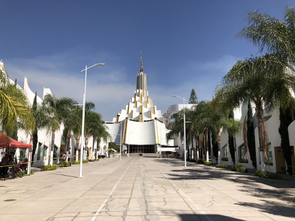 メキシコのグアダラハラに突如現れる現代の巨大教会「Templo de Hermosa Provincia, La Luz Del Mundo」！カラフルなガラスがまるで美術館