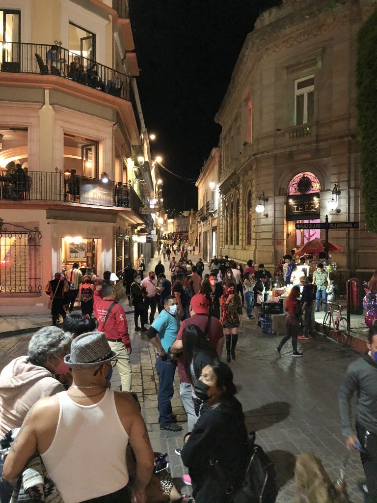 メキシコの世界遺産グアナフアトの夜のセントロが熱い！人がたくさん