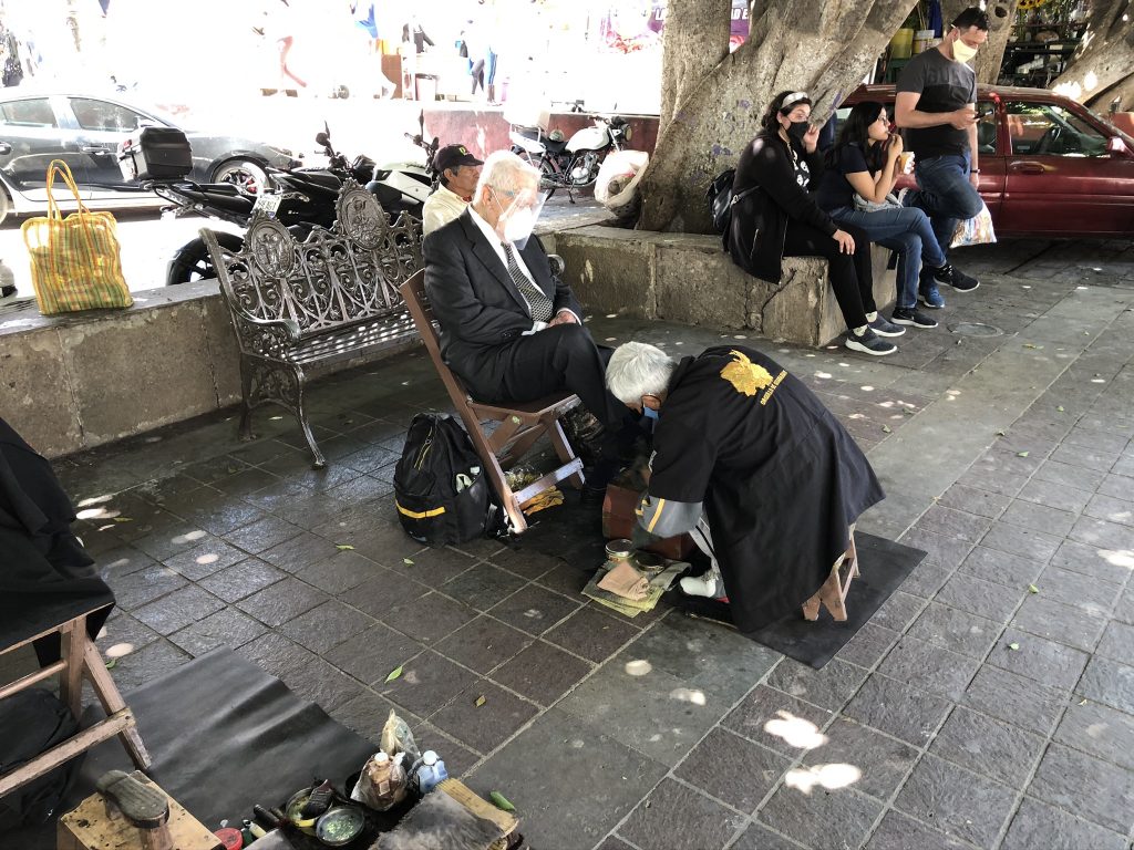 メキシコは靴磨きの文化がまだまだ健在！街中で多くの人が利用している