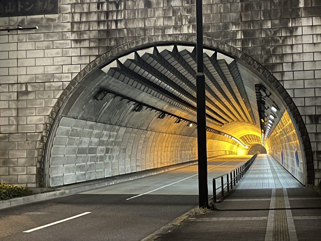 広島の比治山トンネルが美しい。吸音壁がまるでアートな広島B級観光地