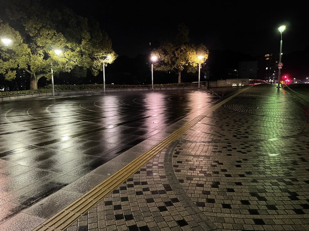 広島の平和大通りの東端。まるで舞台のようなこの広場はいったい！？広島B級観光地