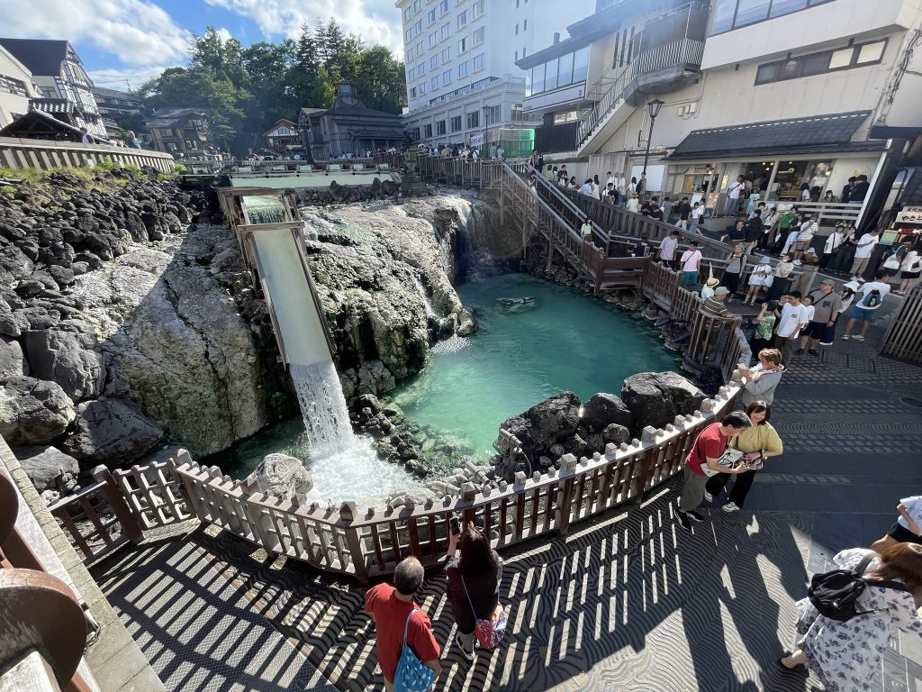 群馬県の草津温泉は湧出量日本一！散歩しながら温泉を心底楽しめるおすすめスポット