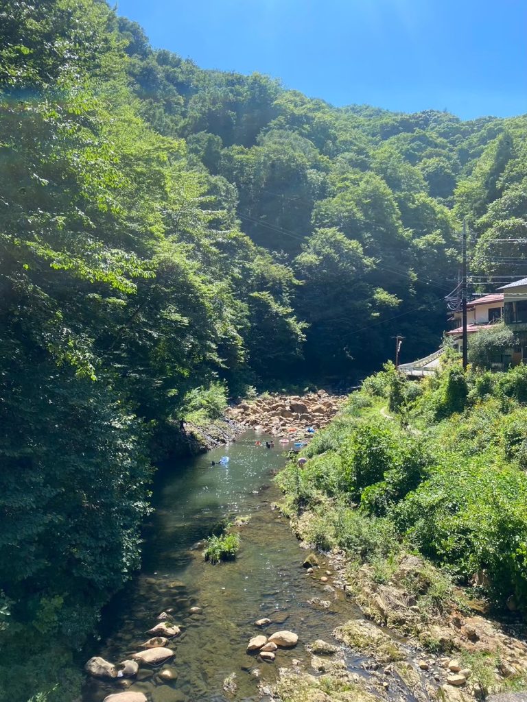 群馬県吾妻郡中之条町の尻焼温泉。川がそのまま温かい温泉となっている「川の湯」に入ってきた