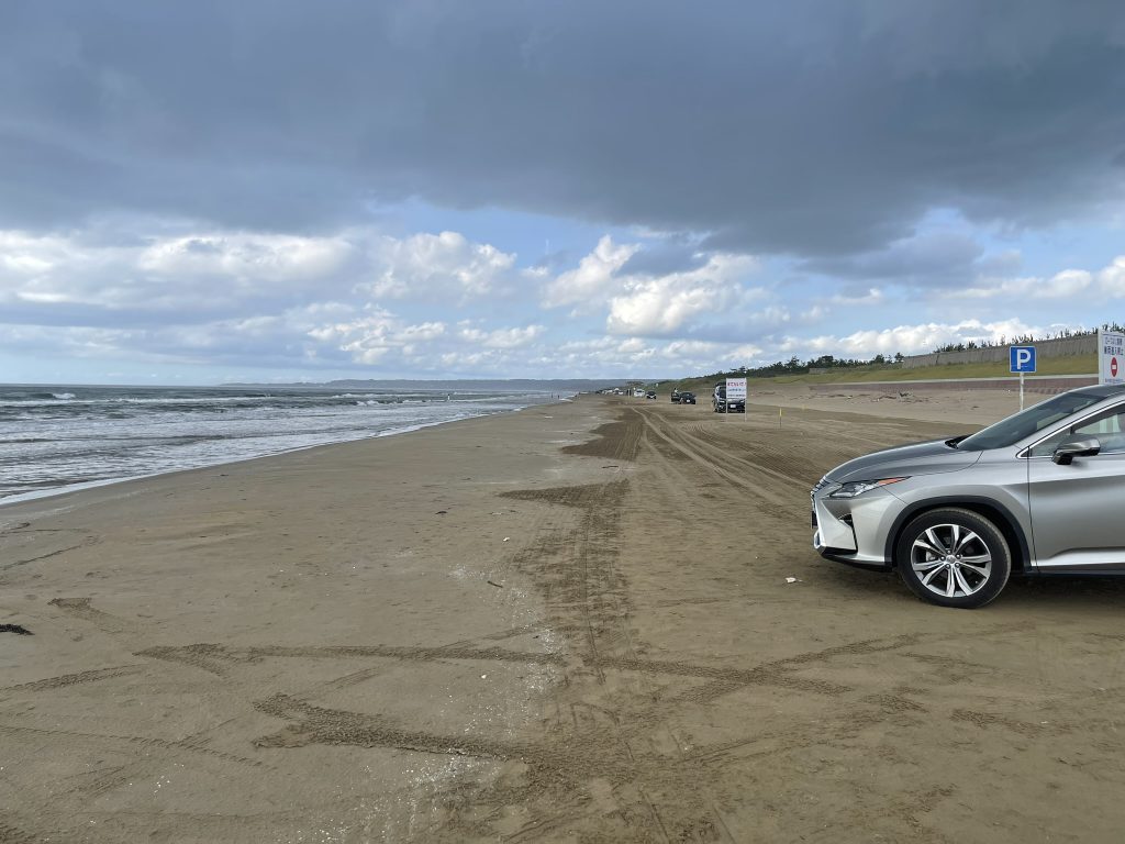 自動車で海岸線の砂浜をずーと走れる石川県の「千里浜なぎさドライブウェイ」を初体験！