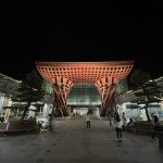 金沢駅東口の鼓門は夜間観光がおすすめ！夜空の中照らされる映えスポット